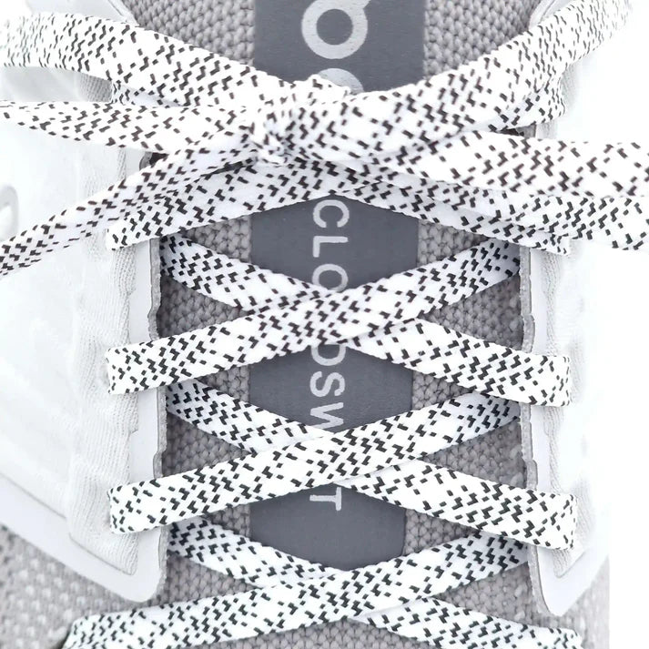 veters-plat-smal-zwart-wit-closeup