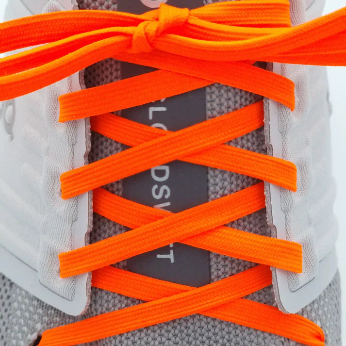 veters-plat-smal-licht-oranje-geknoopt
