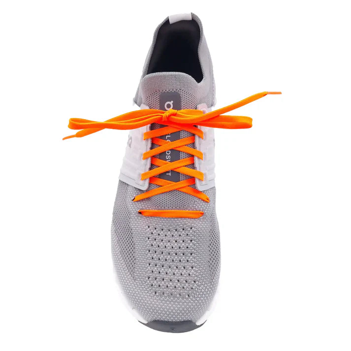 veters-plat-smal-oranje-on-schoenen
