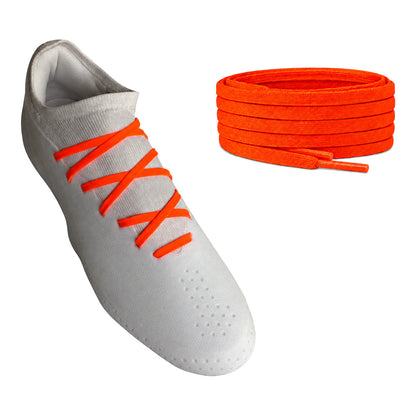 Oranje rood – veters plat smal voetbal oranje rood 02 aan schoen